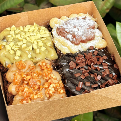 Caixa de brownies gourmet com coberturas sortidas da Doce Gabi